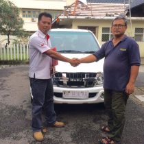 Foto Penyerahan Unit 3 Sales Marketing Mobil Dealer Isuzu Padang Romi