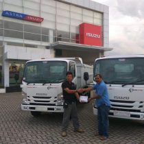 Foto Penyerahan Unit 9 Sales Marketing Mobil Dealer Isuzu Padang Romi