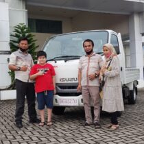 Foto Penyerahan Mobil Isuzu Padang (4)