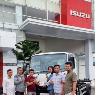 Foto Penyerahan Unit Sales Mobil Isuzu Romi (4)